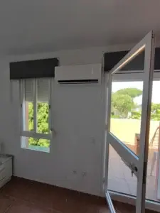instalacion-split-en-aparatamento-la-barrosa-aire-2200-frigorias-en-chiclana